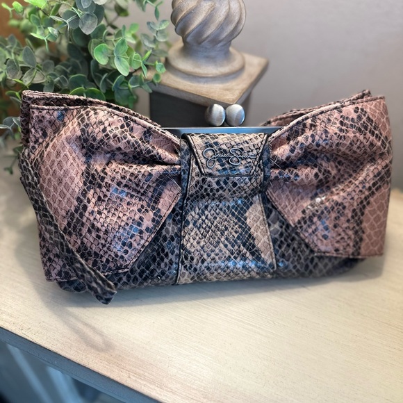 NWOT Jessica Simpson Kiss Lock Clutch Wristlet - Picture 1 of 5